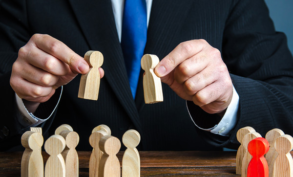 如何根據行業和市場狀況進行薪酬調整？