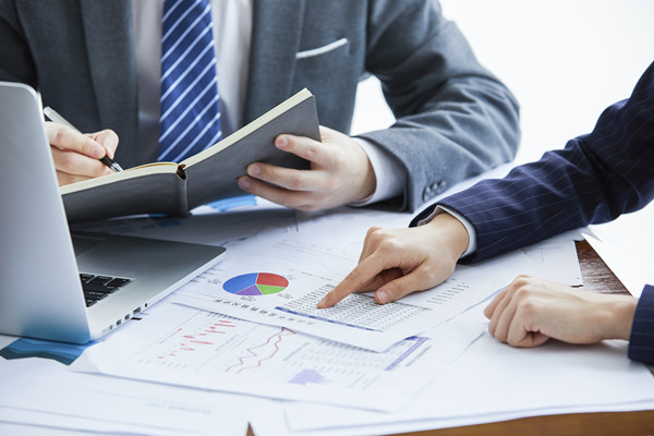 及時調(diào)整：根據(jù)反饋和評估，及時優(yōu)化戰(zhàn)略