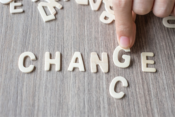 創(chuàng)新企業(yè)管理模式，引領(lǐng)行業(yè)變革，塑造品牌力量