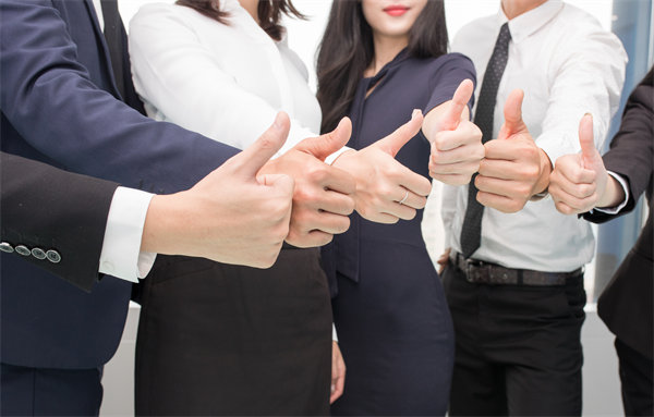 在企業(yè)管理中，專權(quán)式和民主式管理各有哪些優(yōu)缺點(diǎn)？