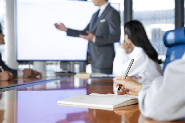 如何保證企業的年度工作方向與經營目標保持一致？