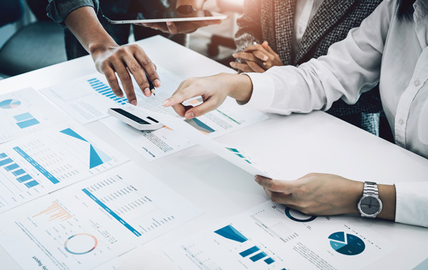 預算管理過程中如何有效識別并控制成本超支風險？