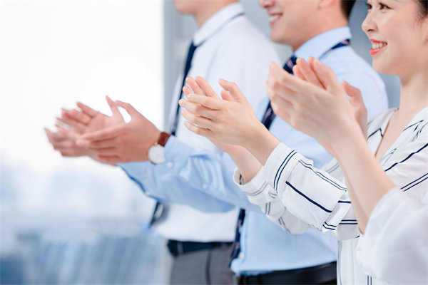 組織變革中，如何管理員工情緒與阻力，確保平穩(wěn)過(guò)渡？