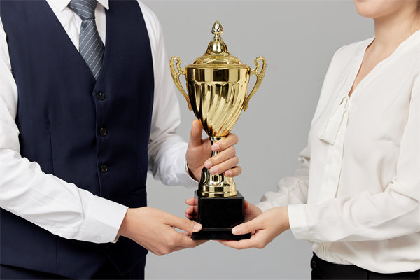 如何有效招聘并留住頂尖人才，提升團隊競爭力？