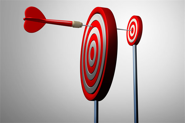 如何將企業長期戰略目標融入員工短期績效考核體系？