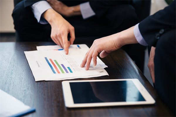 如何將企業(yè)長期戰(zhàn)略目標融入員工短期績效考核體系？