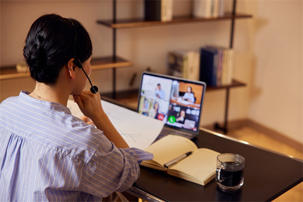 遠程工作模式下，如何確保員工效率與團隊凝聚力？