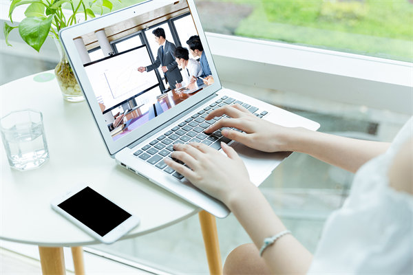 遠(yuǎn)程工作模式下，如何確保員工效率與團(tuán)隊(duì)凝聚力？