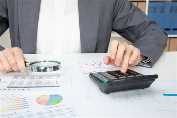 預算執(zhí)行中，如何實時跟蹤進度并識別潛在偏差？