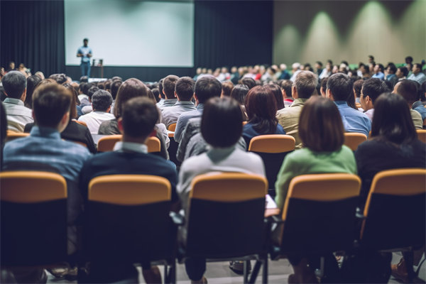 在變革中，如何有效管理組織內(nèi)部的沖突與不確定性？