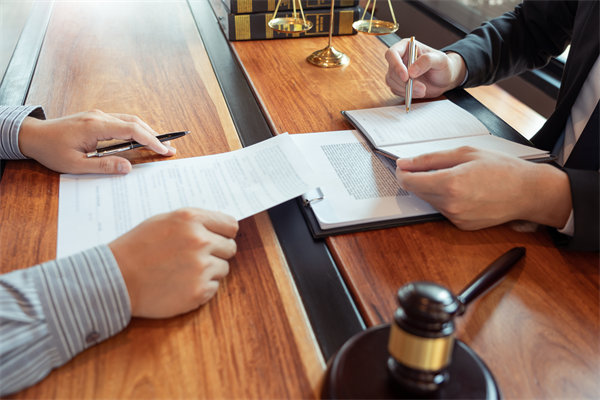 在變革中，如何有效管理組織內部的沖突與不確定性？