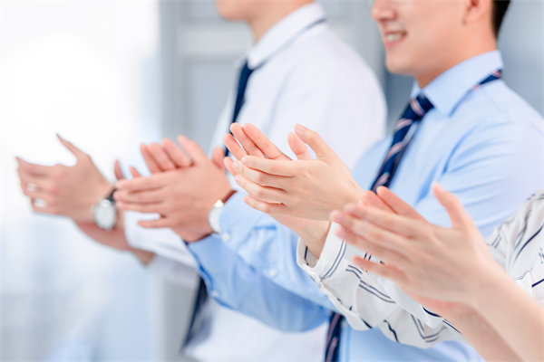 面對人才流失問題，企業(yè)應(yīng)如何改進(jìn)人力資源策略？