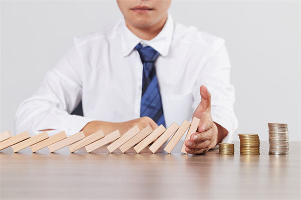 在年度經營計劃中，如何有效識別并應對潛在風險？