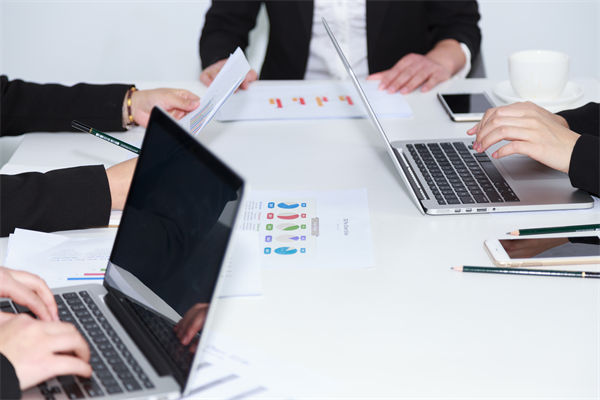 績效咨詢過程中，如何確保咨詢方案的落地實施？