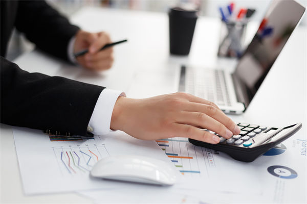 薪酬保密惹爭議，透明化管理能否化解員工信任危機？