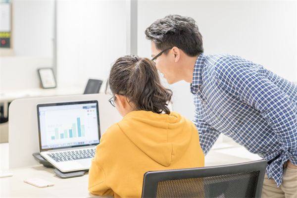 員工績效不佳，是應(yīng)該立即解雇還是給予改進機會？