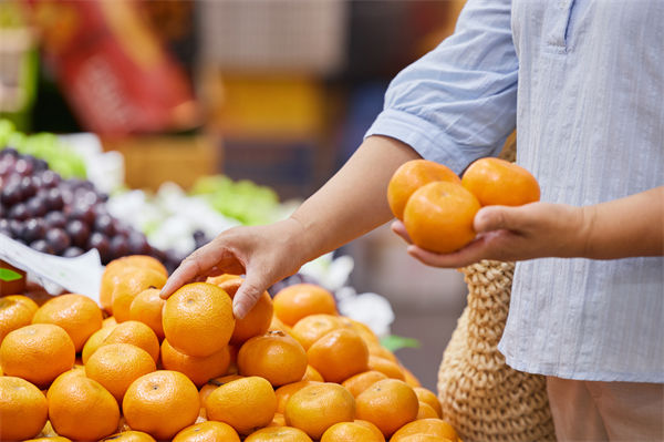 榴蓮價格暴跌50%，有人買了50箱，預算管理怎么看？