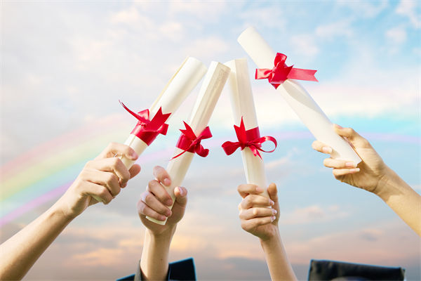 企業文化分析：錄取通知書加廣告，涉事學校被約談