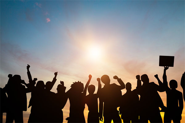 多家公司通知帶薪放假看閱兵，績效管理有何啟示？